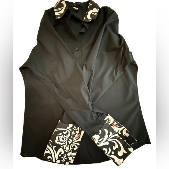 Pearly Vine Women's Black Button-Up Blouse. Medium - Picture 10 of 10